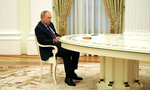 GCHQ başkanı, Putin danışmanlarının Ukrayna hatası hakkında 'ona gerçeği söylemekten korktuğunu' söyledi 13 putin