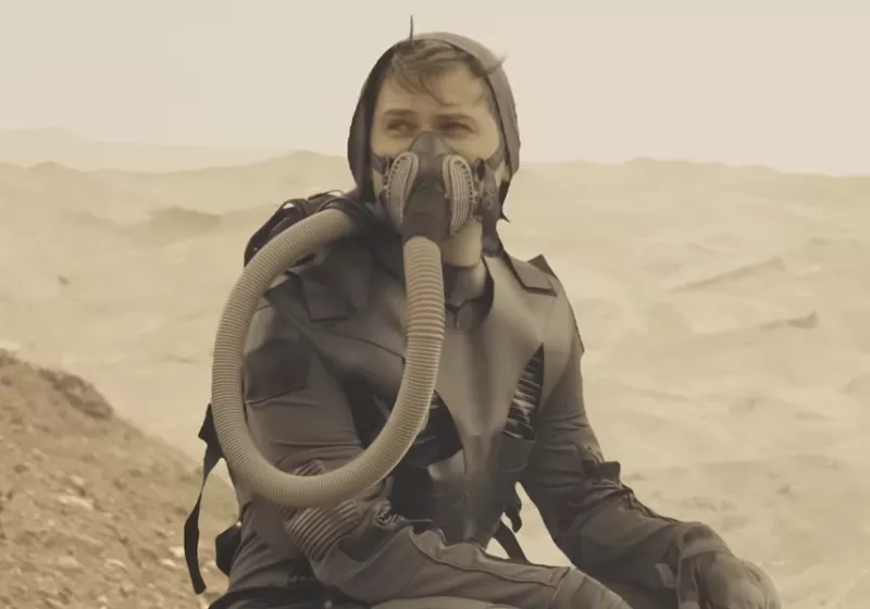 Dune'un ikonik damıtıcı giysisi yeniden yaratılarak kullanıcıların kendi terlerini içmelerine olanak tanındı 7 duneun ikonik damitici giysisi yeniden yaratilarak kullanicilarin kendi terlerini icmelerine olanak tanindi
