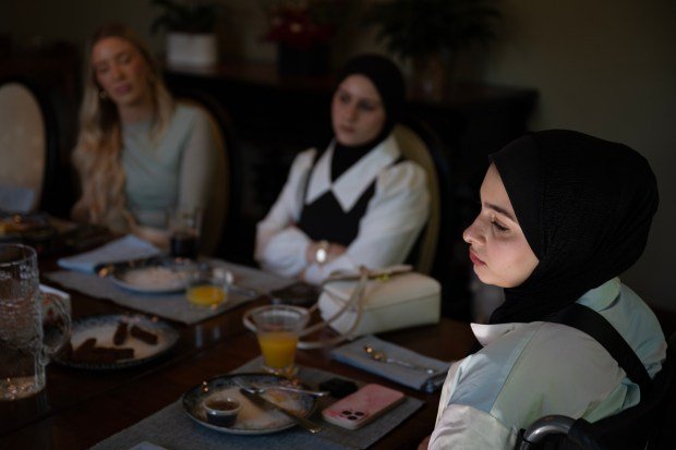 Savaşta yaralanan Gazzeli gence, mutfak masası amputasyonundan sağ kurtulan Colorado'da yapay bacak takıldı 2 Ahed Bseiso, 18, right, recounts being in a building that was hit by an Israeli shell and subsequently having her leg amputated on her kitchen table last Dec. in Gaza while Dr. Reema Wahdan, not pictured, translates during breakfast at Dr. Omar Mubarak's home before an appointment to have a prosthetic leg fit at Hanger Clinic on Saturday, May 18, 2024, in Denver. Seated to the left of Bseiso is her sister Mona. (Photo by Timothy Hurst/The Denver Post)