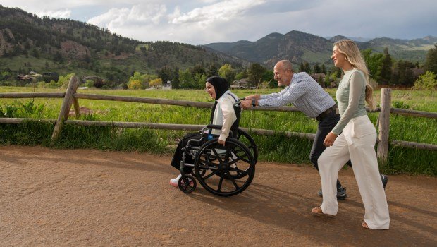 Savaşta yaralanan Gazzeli gence, mutfak masası amputasyonundan sağ kurtulan Colorado'da yapay bacak takıldı 5 Dr. Omar Mubarak, Vascular surgeon at the Vascular Institute of the Rockies, pushes Ahed Bseiso, 18, in her wheelchair Saturday, May 18, 2024 at Chautauqua Park in Boulder Colorado. Bseiso lost leg after the building she was in was hit by a shell. Her leg was amputated on her kitchen table by her uncle who is an orthopedic surgeon. (Photo by Daniel Brenner/Special to The Denver Post)