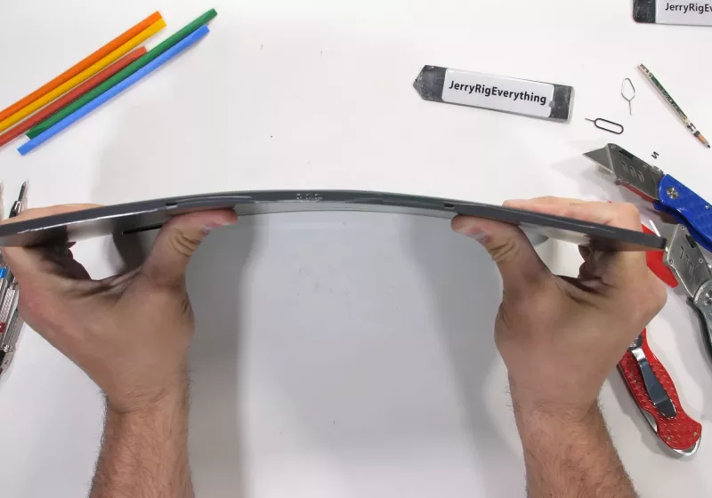 Tehlikeli derecede ince olan iPad Pro, bükülme testlerinde şaşırtıcı derecede sağlam olduğunu kanıtladı 27 tehlikeli derecede ince olan ipad pro bukulme testlerinde sasirtici derecede saglam oldugunu kanitladi iSuQaGiI