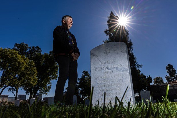 Askere alınma direnişçisi, hakim ve 54 yıl sonra onları hâlâ bağlayan an 1 Zaugh, at Pregerson's grave in November, began his ritual visits after the judge, by then a senior member of the U.S. 9th Circuit Court of Appeals, died in 2017. (Irfan Khan/Los Angeles Times/TNS)
