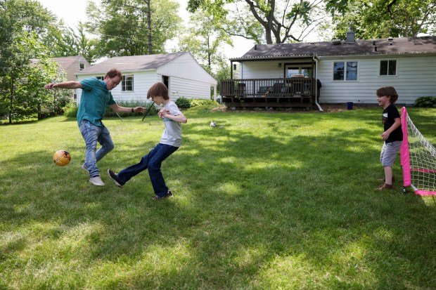 Çalışma, yeni babaların da doğum sonrası depresyon açısından taranması gerektiğini söylüyor 2 Joel Gratcyk plays with his sons Wesley, 11, center, and Theodore, 7, in their backyard in Arlington Heights on June 12, 2024. (Eileen T. Meslar/Chicago Tribune)