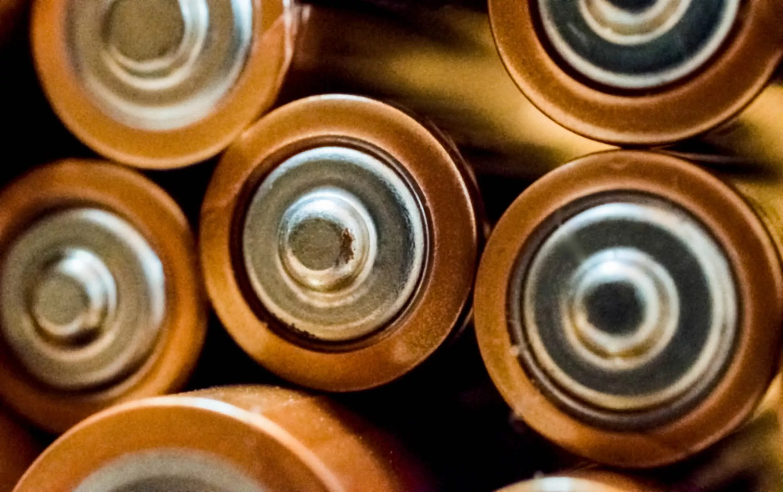 telefonu ve e bisikleti sarj etmek icin kullanilan geri donusturulmus elektronik sigara pilleri 0 RChgSjsC