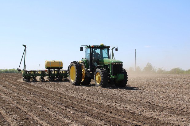 Terapistler çiftçilerin çok geç olmadan stresle başa çıkmalarına nasıl yardımcı olabileceklerini öğreniyor 1 Josh Kruse plants corn near Boone, Iowa, on May 17, 2024. Kruse runs the 500-acre farm with brother-in-law Jason Haglund, who grew up there and is a mental health advocate. (Tony Leys/KFF Health News/TNS)