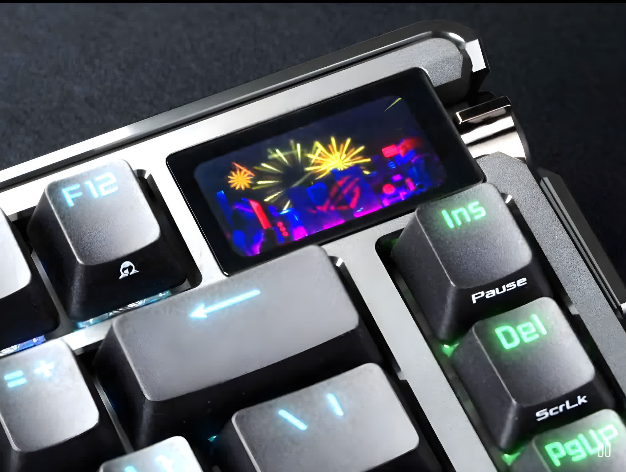 asus tam renkli oled dokunmatik ekranli ve 499 dolarlik fiyat etiketine sahip rog azoth G6AwnhXb