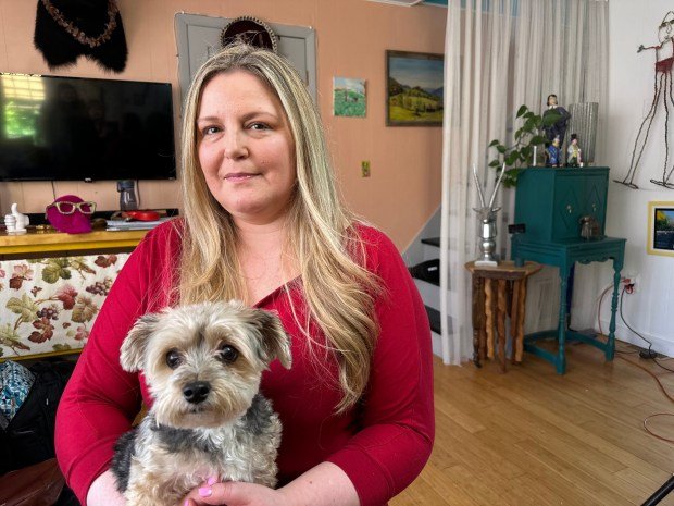 'Dipsiz bir kuyu': Cepten ödenen TMJ masrafları hastaları nasıl borca sürüklüyor? 2 A woman in a red shirt holds her dog