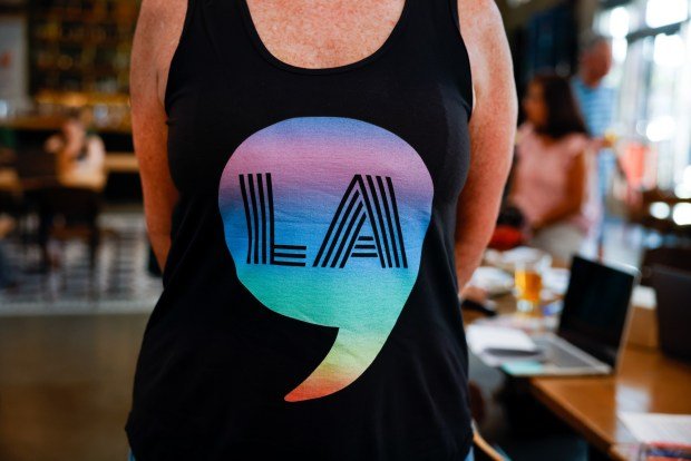 Felaket kaydırmasından 'umut kaydırmasına' kadar Kamala Harris destekçileri yeniden enerji kazandı 1 Cate Schroeder, of San Jose, wears a shirt that has Kamala Harris' name printed as a comma and LA at San Pedro Square Market in downtown San Jose, Calif., on Thursday, July 25, 2024. (Shae Hammond/Bay Area News Group)