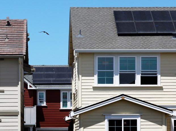 Güneş panelleri iyi bir yatırım mıdır? Yeni bir çalışma bir cevap sunuyor 2 KB Homes Bridgepoint at Patterson Ranch development in Fremont, Calif., will have solar included with the purchase of the new homes on Tuesday, May 8, 2018. The California Energy Commission is scheduled to vote Wednesday, May 9, on a bill which would mandate state-wide that all new single-family home construction include solar capability by 2020. (Laura A. Oda/Bay Area News Group)