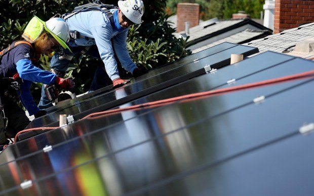 Güneş panelleri iyi bir yatırım mıdır? Yeni bir çalışma bir cevap sunuyor 3 POMONA, CALIFORNIA - OCTOBER 19: GRID Alternatives employees Tony Chang (L) and Sal Miranda install no-cost solar panels on the rooftop of a low-income household on October 19, 2023 in Pomona, California. GRID Alternatives has installed no-cost solar for over 29,000 low-income households located in underserved communities which are most impacted by pollution, underemployment and climate change. They are the country's biggest nonprofit clean energy technologies installer and operate in California, mid-Atlantic states and Colorado. (Photo by Mario Tama/Getty Images)