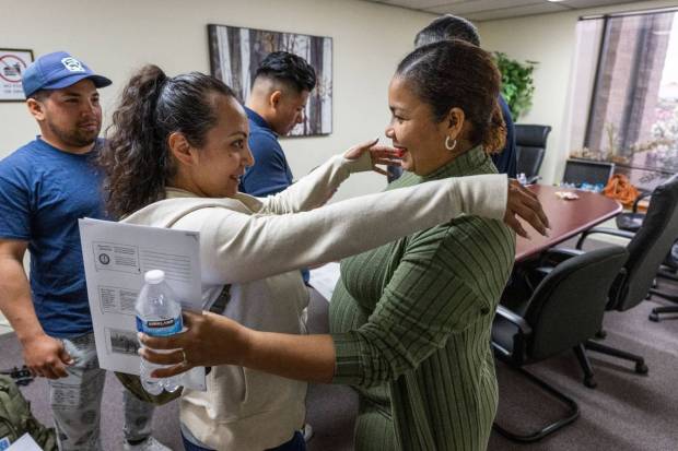 Sahte vaatlerle Florida bir yıl önce göçmenleri Sacramento'ya gönderdi. Şimdi neredeler? 1 Diana Patterson, left, with the Sacramento ACT, hugs Margarita Yanez earlier this month after a discussion on the U Visa for victims of criminal activity in Sacramento. Since arriving in Sacramento, Yanez married her husband Jose Castellanos, shown at left, and is expecting their first child in December. (Hector Amezcua/The Sacramento Bee/TNS)