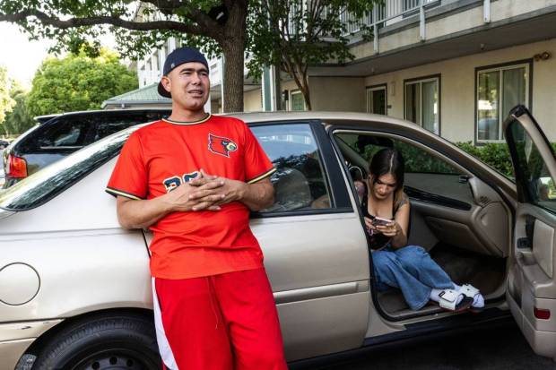 Sahte vaatlerle Florida bir yıl önce göçmenleri Sacramento'ya gönderdi. Şimdi neredeler? 4 Jorge Gil Laguna and his partner Olglaivis Barrios enjoy the evening at their motel in Sacramento on June 18. The Venezuelan couple are among the 36 Latin American migrants who arrived in Sacramento from Florida as part of Ron DeSantis' relocation program. (Hector Amezcua/The Sacramento Bee/TNS)