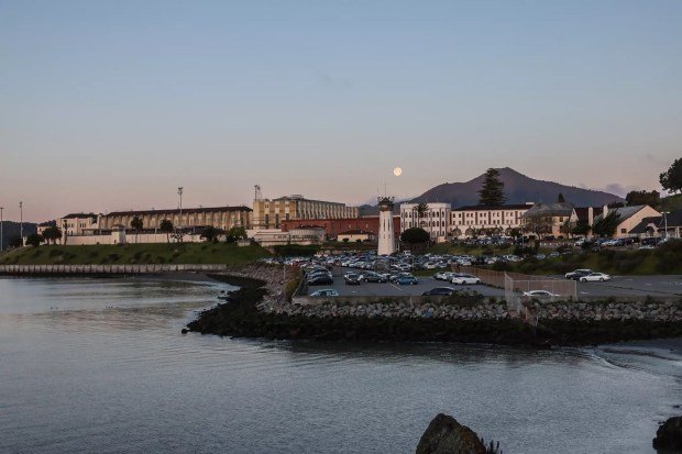 Satranç oyunları ve tuvalet kağıdı hapishane kültürünü değiştirebilir mi? San Quentin'in büyük deneyinin içinde 1 San Quentin state prison, established in 1852, is the launching site for Gov. Gavin Newsom's efforts to revamp prison culture with a greater focus on recovery and rehabilitation. (Robert Gauthier/Los Angeles Times/TNS)