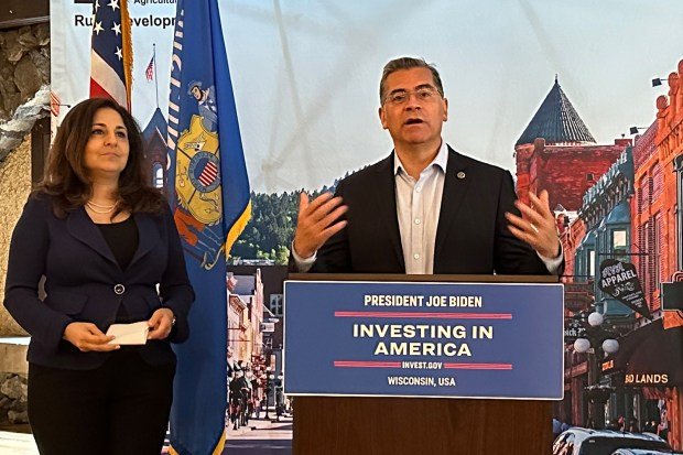 Savaş Alanı Wisconsin: Seçmenler sağlık deva maliyetleri nedeniyle ufak tefek kayıplar yaşadıklarını düşünüyor 2 Xavier Becerra, secretary of the U.S. Department of Health and Human Services, speaks in support of the Affordable Care Act, also known as Obamacare, alongside Neera Tanden, a domestic policy adviser to President Joe Biden, at a town hall event in Rothschild, Wisconsin, on June 13, 2024. (Angela Hart/KFF Health News/TNS)