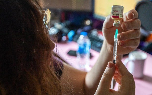 'Tıbbi mülteciler yarattık.' LGBTQ+ sağlık deva çalışanları, trans karşıtı yasaların artmasıyla birlikte cinsiyet onaylama devaları için mücadele ediyor 1 Violet Rin, a transgender woman in Florida, gives herself estrogen injections once a week. (Francine Orr/Los Angeles Times/TNS)