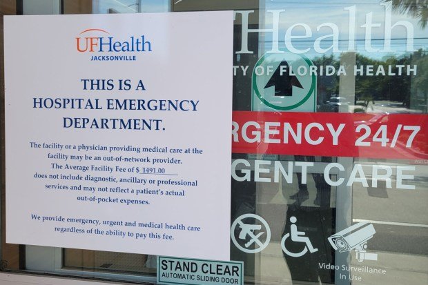 Acil deva mı yoksa acil servis mi? Hastaneler 'tek elden hizmet' ile her ikisini de aynı çatı altında sunuyor 1 A sign on an urgent care center notes they could bill for emergency services