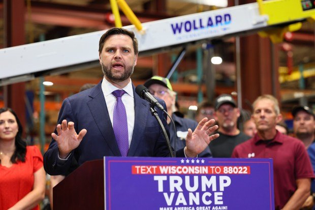 Analiz: Başkan yardımcılığı yarışı, Vance ve Walz'ın birbirleriyle alay etmesiyle şekilleniyor 1 Ohio Sen. JD Vance speaks at a podium