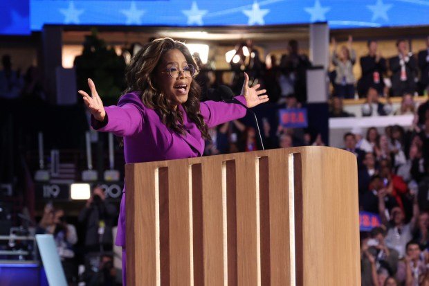 Chicago'daki DNC: Çarşamba günü neler yaşandı ve Perşembe günü neler bekleniyor? 1 Oprah Winfrey surprises delegates taking the stage, Aug. 21, 2024, during the Democratic National Convention at the United Center. (Brian Cassella/Chicago Tribune)