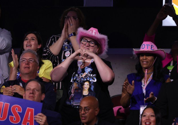 Chicago'daki DNC: Çarşamba günü neler yaşandı ve Perşembe günü neler bekleniyor? 2 People react as Transportation Secretary Pete Buttigieg speaks at the Democratic National Convention at the United Center in Chicago on Aug. 21, 2024. (Chris Sweda/Chicago Tribune)