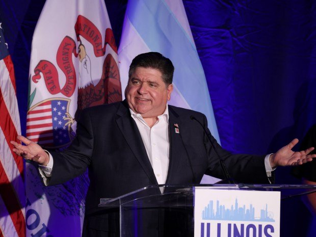 Chicago'daki DNC: Pazartesi günü neler yaşandı ve Salı günü neler bekleniyor? 1 Gov. JB Pritzker speaks at the Illinois state delegation breakfast held inside Hotel 71 on Aug. 19, 2024. (Antonio Perez/Chicago Tribune)