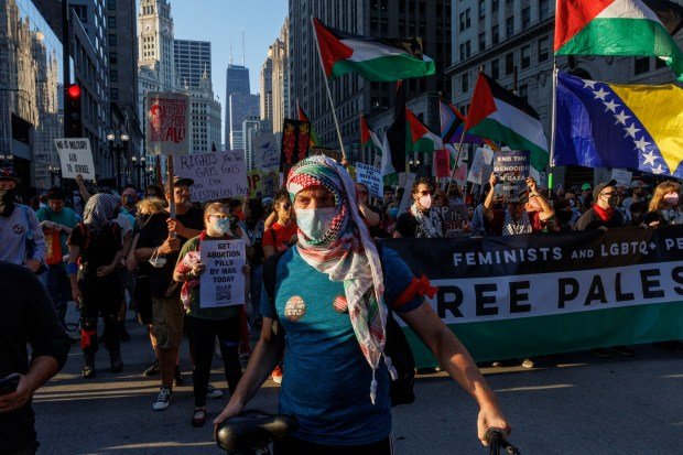 DNC bugün başlıyor. İşte konuşma yapacak olanlar da dahil olmak üzere neler beklendiği. 2 Activists march on North Michigan Avenue on Aug. 18, 2024, in Chicago, host city for the Democratic National Convention. The protest was organized by CODEPINK, a women-led anti-war nonprofit that seeks to redirect tax dollars into health care, education and green jobs. (Armando L. Sanchez/Chicago Tribune)