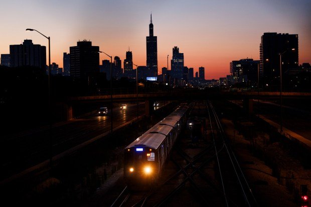 DNC bugün başlıyor. İşte konuşma yapacak olanlar da dahil olmak üzere neler beklendiği. 3 A CTA Blue Line train heads west as the sun rises behind the Chicago skyline on July 7, 2024. (Armando L. Sanchez/Chicago Tribune)