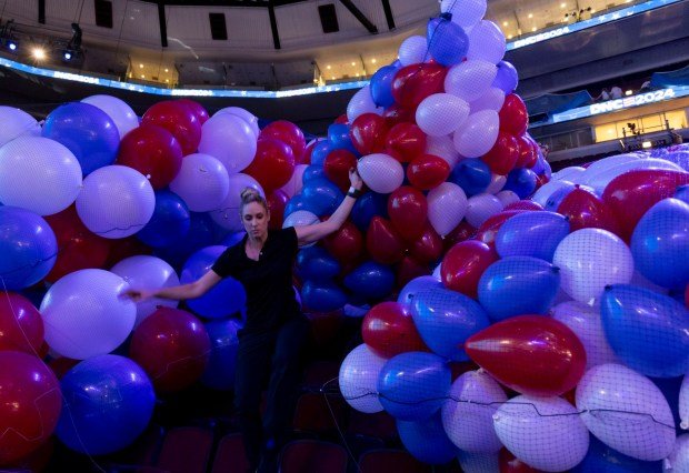DNC, Chicago'nun ulusal söylemini tersine çevirmeye yardımcı olabilir mi? 3 Red, white and blue balloons are bundled before being raised to the rafters on Aug. 15, 2024, inside the Democratic National Convention at the United Center. (Brian Cassella/Chicago Tribune)
