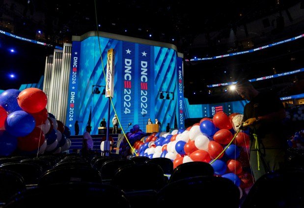 DNC Pazartesi günü Chicago'da başlıyor. İşte bilmeniz gerekenler 1 Red, white and blue balloons are bundled and raised to the rafters on Aug. 15, 2024, before the Democratic National Convention at the United Center. (Brian Cassella/Chicago Tribune)