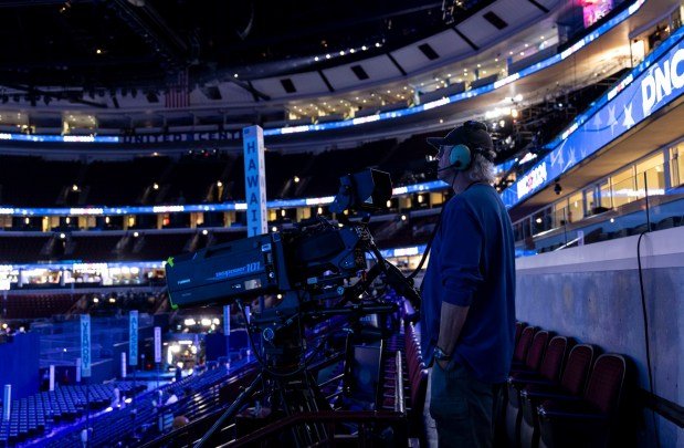 DNC Pazartesi günü Chicago'da başlıyor. İşte bilmeniz gerekenler 4 Cameras are set up in preparation for the Democratic National Convention at the United Center on Aug. 15, 2024. (Brian Cassella/Chicago Tribune)