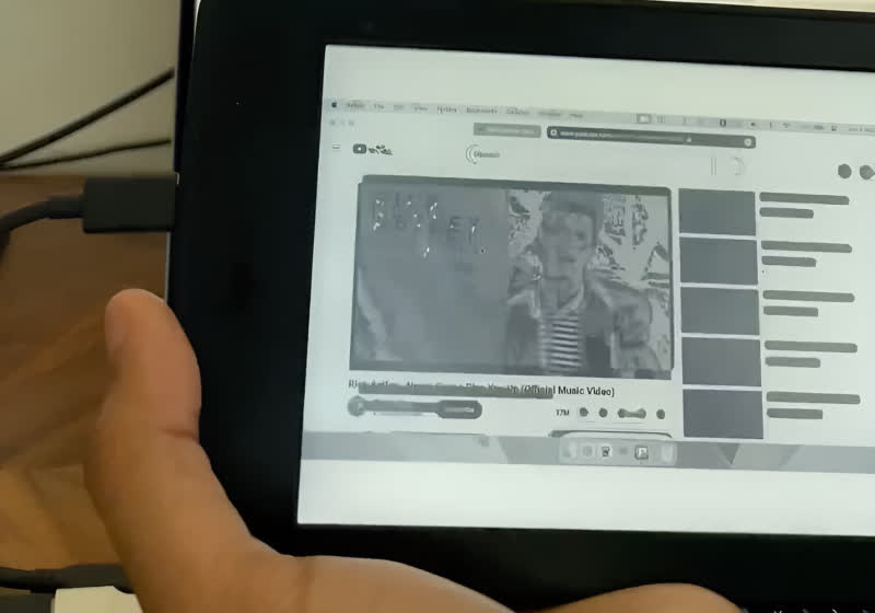 Geliştirici Kindle'ı E-Ink monitörüne dönüştürdü, Rickroll izleyicileri yakaladı 3 gelistirici kindlei e ink monitorune donusturdu rickroll izleyicileri yakaladi jTUA7JHe