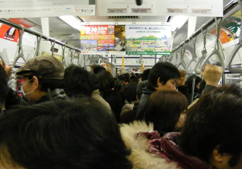 Japonya artık tren sıkışıklığını gazete okumanın ne kadar kolay olduğuna göre ölçmüyor 2 japonya artik tren sikisikligini gazete okumanin ne kadar kolay olduguna gore olcmuyor 7JGSJYLg