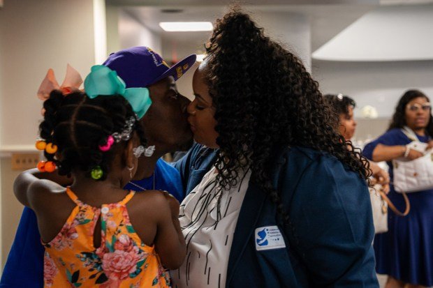 Kırsal alanlardaki doğum devaları krizde. Daha fazla doula yardımcı olabilir mi? 1 Bristeria Clark kisses her husband while he holds their daughter after the commencement ceremony for Morehouse School of Medicine's first class of rural doulas, called Perinatal Patient Navigators. (Matthew Pearson/WABE/TNS)