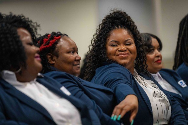 Kırsal alanlardaki doğum devaları krizde. Daha fazla doula yardımcı olabilir mi? 2 Bristeria Clark (center), a nursing student who also works full-time in county government, is a member of Morehouse School of Medicine's first class of rural doulas, called Perinatal Patient Navigators. (Matthew Pearson/WABE/TNS)