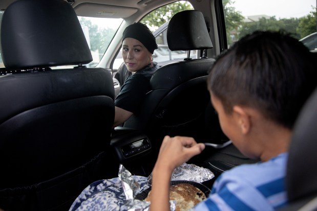 Kırsal hastanelerin kanser önleme programlarını azaltmasıyla küçük kasabalardaki hastalar büyük engellerle karşı karşıya kalıyor 1 Herlinda Sanchez watches her son, Liam, eat breakfast as they wait outside for her chemotherapy appointment at Texas Oncology in San Antonio. (Lisa Krantz/KFF Health News/TNS)